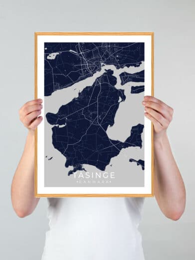 Mørkeblå Tåsinge plakat viser øens kort i detalje, indrammet i guld. Stilfuldt dansk design til hjemmet.