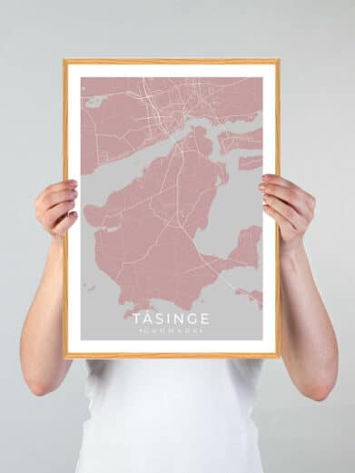 Gul Tåsinge plakat med rosa kort over øen. Minimalistisk design, skandinavisk stil. Perfekt til vægdekoration med et lokalt touch.
