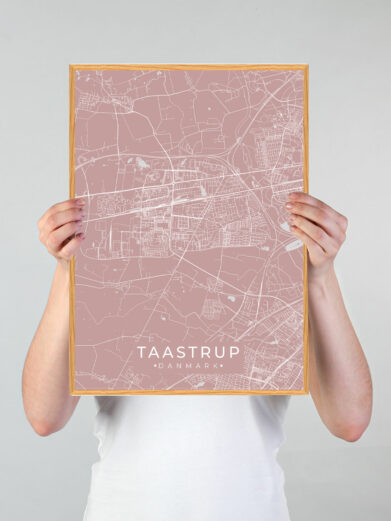 Taastrup by plakat med lyserød baggrund. Taastrup byplakaten viser Taastrup fra sin smukkeste side