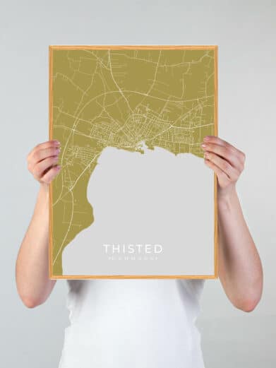 Thisted plakat i karrygul. Stilfuld byplakat med detaljeret kort over Thisted, Nordjylland. Perfekt som vægdekoration!