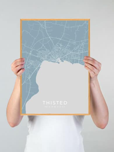 Thisted plakat i grøn nuance. Viser bykort med veje og vand. Moderne design, perfekt til stuen.