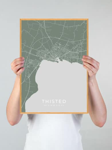 Grøn Thisted plakat med bykortdetaljer. Mintgrøn baggrund med hvide vejnet. Flot vægkunst fra Nordjylland. Perfekt gaveidé.