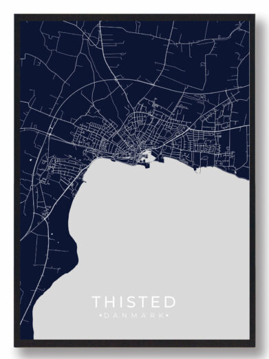 Mørkeblå Thisted plakat med detaljeret kort og hvide linjer. Flot design, der viser Thisteds gader og kystlinje. Perfekt til stuen!