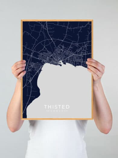 Elegant Thisted plakat i mørkeblå. Detaljeret bykort med gader. Perfekt til stuen. Thisted byplakat.
