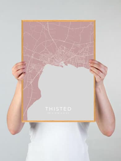 Thisted plakat i rosa. Bykort over Nordjylland i træramme. Detaljeret kort med gader og vand. En unik gaveidé.