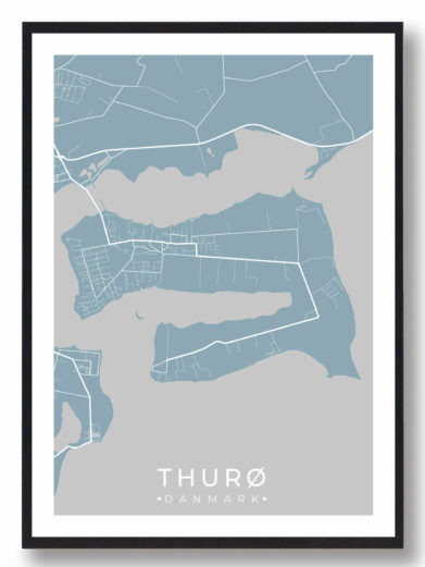 Thurø byplakat i stilrent design. Denne Thurø byplakat er med lyseblå baggrund og viser Thurø fra sin smukkeste side