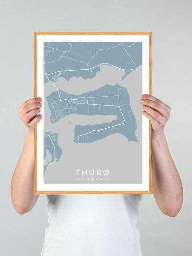 Thurø by plakat med lyseblå baggrund. Denne Thurø plakat med området som motiv viser Thurø fra sin smukkeste side