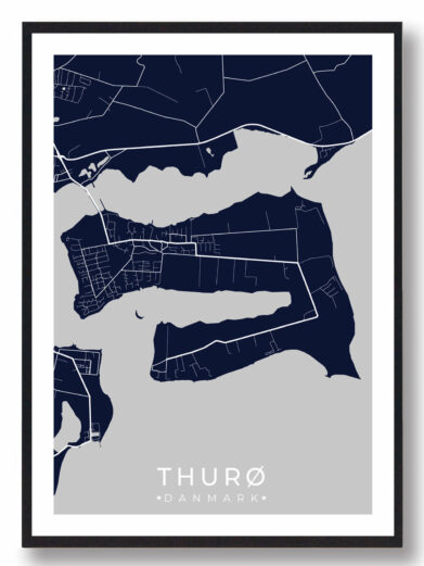 Thurø byplakat i stilrent design. Denne Thurø byplakat er med mørkeblå baggrund og viser Thurø fra sin smukkeste side