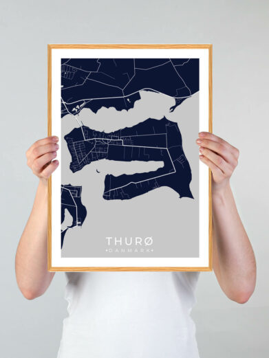 Thurø by plakat med mørkeblå baggrund. Denne Thurø plakat med området som motiv viser Thurø fra sin smukkeste side