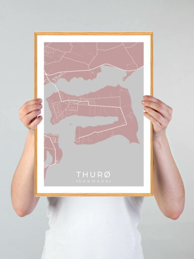 Thurø by plakat med rosa baggrund. Denne Thurø plakat med området som motiv viser Thurø fra sin smukkeste side
