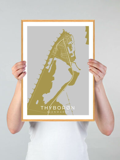 Thyborøn by plakat med gul baggrund. Denne Thyborøn plakat med området som motiv viser Thyborøn fra sin smukkeste side