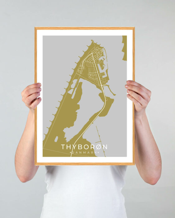 Thyborøn by plakat med gul baggrund. Denne Thyborøn plakat med området som motiv viser Thyborøn fra sin smukkeste side