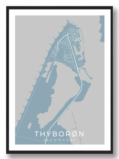 Thyborøn byplakat i stilrent design. Denne Thyborøn byplakat er med lyesblå baggrund og viser Thyborøn fra sin smukkeste side
