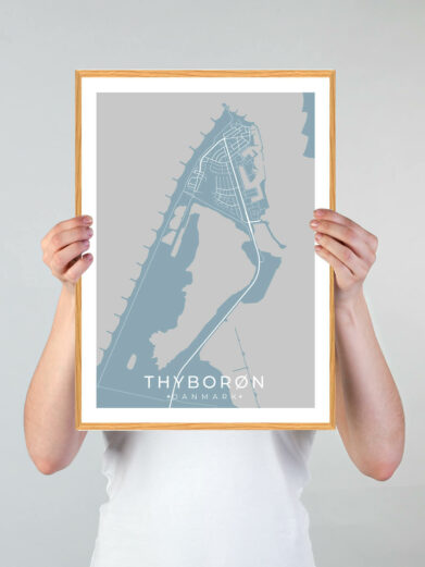 Thyborøn by plakat med lyseblå baggrund. Denne Thyborøn plakat med området som motiv viser Thyborøn fra sin smukkeste side