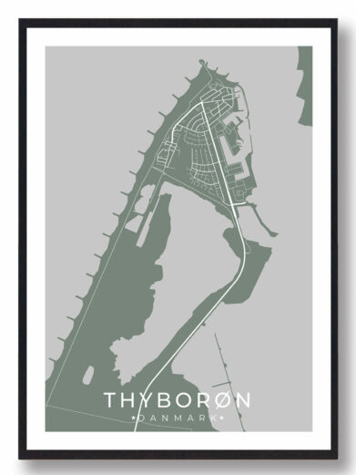 Thyborøn byplakat i stilrent design. Denne Thyborøn byplakat er med grøn baggrund og viser Thyborøn fra sin smukkeste side