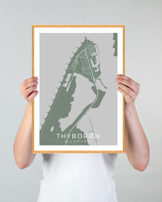 Thyborøn by plakat med grøn baggrund. Denne Thyborøn plakat med området som motiv viser Thyborøn fra sin smukkeste side
