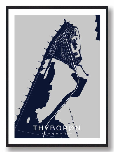 Thyborøn byplakat i stilrent design. Denne Thyborøn byplakat er med mørkeblå baggrund og viser Thyborøn fra sin smukkeste side