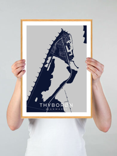 Thyborøn by plakat med mørkeblå baggrund. Denne Thyborøn plakat med området som motiv viser Thyborøn fra sin smukkeste side