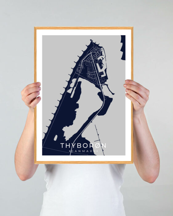 Thyborøn by plakat med mørkeblå baggrund. Denne Thyborøn plakat med området som motiv viser Thyborøn fra sin smukkeste side