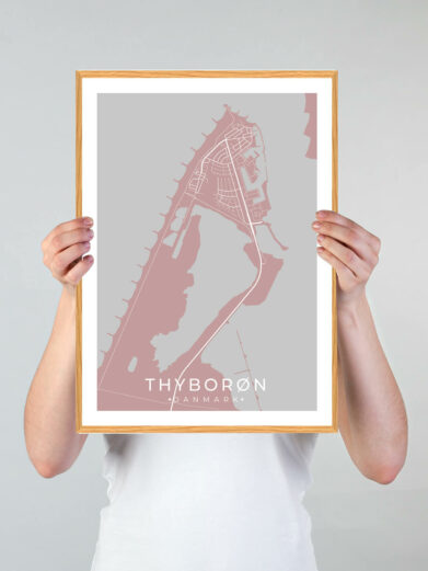 Thyborøn by plakat med lyserød baggrund. Denne Thyborøn plakat med området som motiv viser Thyborøn fra sin smukkeste side