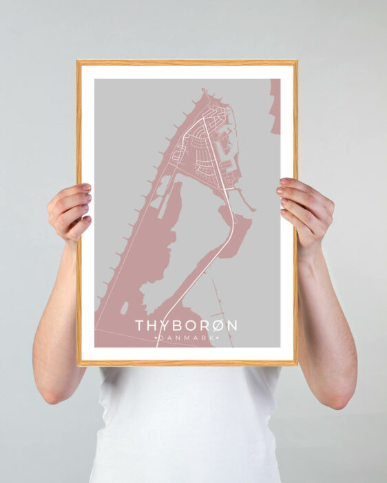 Thyborøn by plakat med lyserød baggrund. Denne Thyborøn plakat med området som motiv viser Thyborøn fra sin smukkeste side