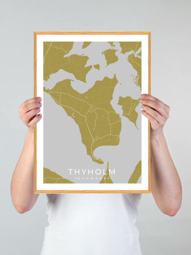 Thyholm by plakat med gul baggrund. Denne Thyholm plakat med området som motiv viser Thyholm fra sin smukkeste side