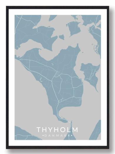 Thyholm byplakat i stilrent design. Denne Thyholm byplakat er med lyseblå baggrund og viser Thyholm fra sin smukkeste side