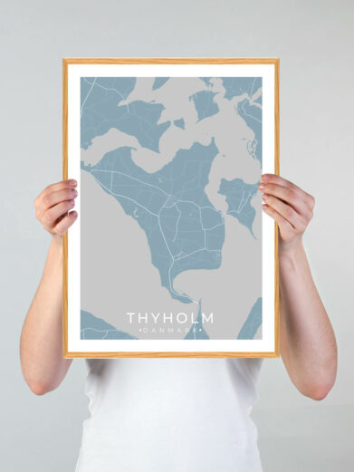 Thyholm by plakat med lyseblå baggrund. Denne Thyholm plakat med området som motiv viser Thyholm fra sin smukkeste side