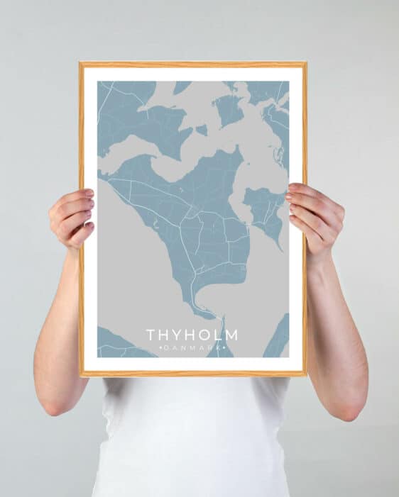 Thyholm plakat i lyseblå og grå. Viser et detaljeret kort over Thyholm, Danmark, i en stilren ramme. Perfekt til vægdekoration.