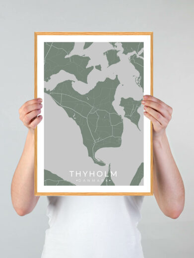 Thyholm by plakat med grøn baggrund. Denne Thyholm plakat med området som motiv viser Thyholm fra sin smukkeste side