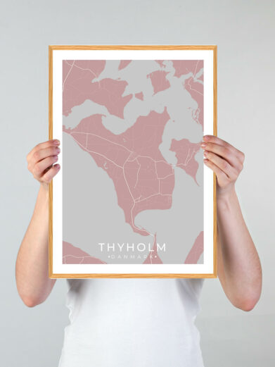 Thyholm by plakat med lyserød baggrund. Denne Thyholm plakat med området som motiv viser Thyholm fra sin smukkeste side