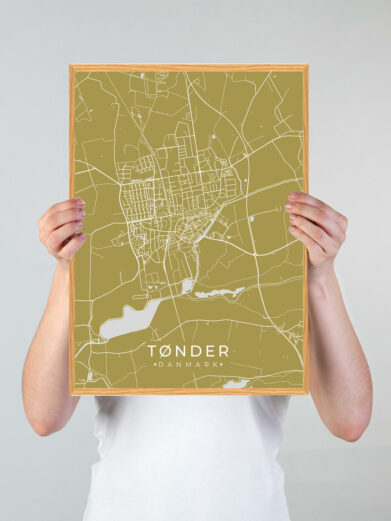 Tønder byplakat i stilrent design. Denne Tønder byplakat er med gul baggrund og viser Tønder fra sin smukkeste side
