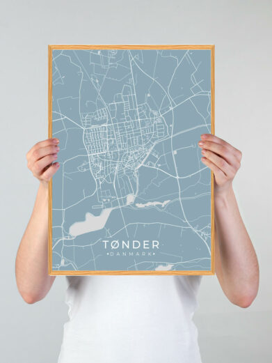 Tønder byplakat i stilrent design. Denne Tønder byplakat er med lyseblå baggrund og viser Tønder fra sin smukkeste side