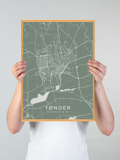 Tønder byplakat i stilrent design. Denne Tønder byplakat er med grøn baggrund og viser Tønder fra sin smukkeste side