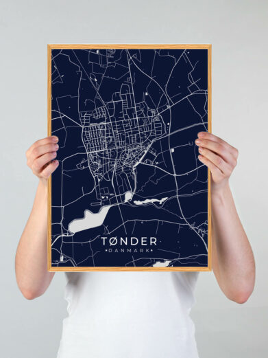 Tønder byplakat i stilrent design. Denne Tønder byplakat er med mørkeblå baggrund og viser Tønder fra sin smukkeste side