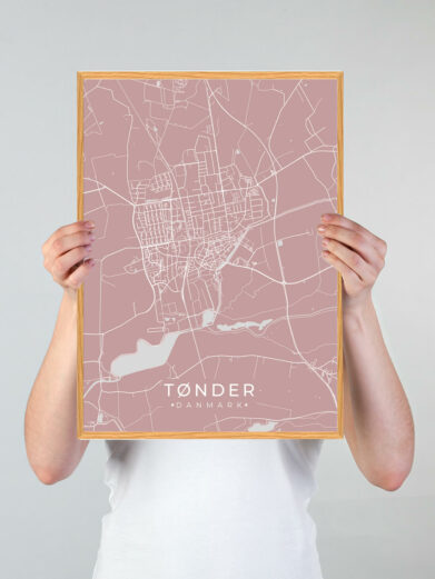 Tønder byplakat i stilrent design. Denne Tønder byplakat er med rosa baggrund og viser Tønder fra sin smukkeste side