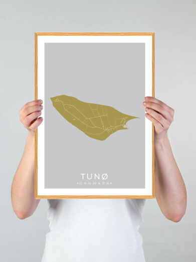 Tunø plakat med gul baggrund. Denne Tunø plakat med øen som motiv viser Tunø fra sin smukkeste side