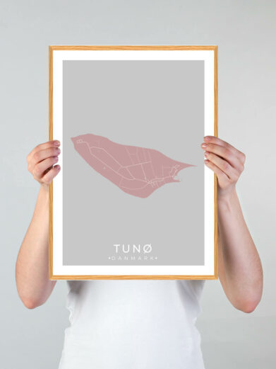 Tunø plakat med lyserød baggrund. Denne Tunø plakat med øen som motiv viser Tunø fra sin smukkeste side