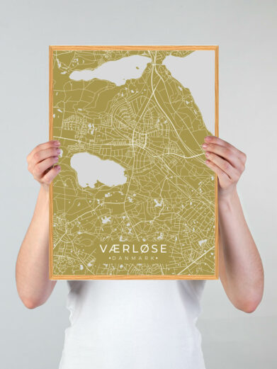 Værløse byplakat i stilrent design. Denne Værløse byplakat er med gul baggrund og viser Værløse fra sin smukkeste side