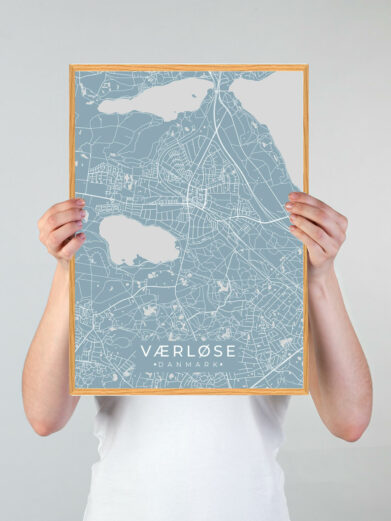 Værløse byplakat i stilrent design. Denne Værløse byplakat er med lyseblå baggrund og viser Værløse fra sin smukkeste side