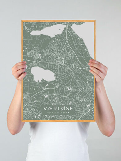 Værløse byplakat i stilrent design. Denne Værløse byplakat er med grøn baggrund og viser Værløse fra sin smukkeste side