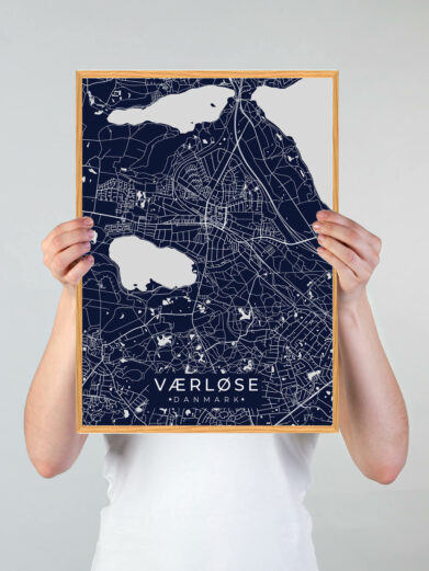 Værløse byplakat i stilrent design. Denne Værløse byplakat er med mørkeblå baggrund og viser Værløse fra sin smukkeste side