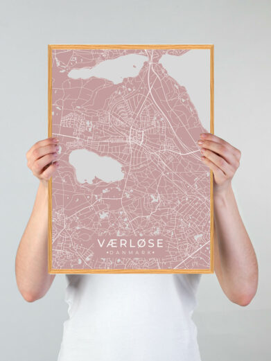 Værløse byplakat i stilrent design. Denne Værløse byplakat er med rosa baggrund og viser Værløse fra sin smukkeste side