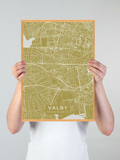 Valby byplakat i stilrent design. Denne Valby byplakat er med gul baggrund og viser Valby fra sin smukkeste side