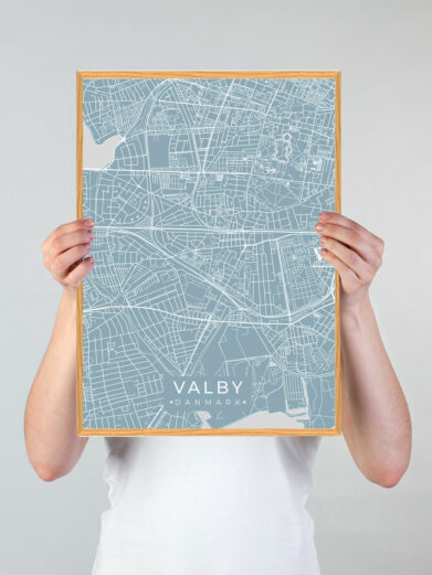 Valby byplakat i stilrent design. Denne Valby byplakat er med lyseblå baggrund og viser Valby fra sin smukkeste side