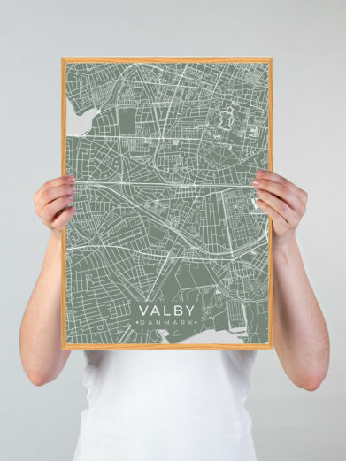 Valby byplakat i stilrent design. Denne Valby byplakat er med grøn baggrund og viser Valby fra sin smukkeste side