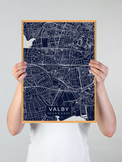 Valby byplakat i stilrent design. Denne Valby byplakat er med mørkeblå baggrund og viser Valby fra sin smukkeste side