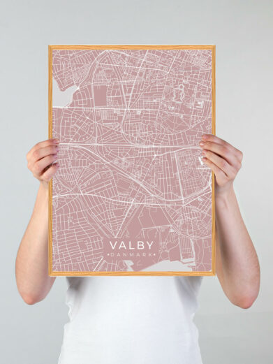 Valby byplakat i stilrent design. Denne Valby byplakat er med rosa baggrund og viser Valby fra sin smukkeste side