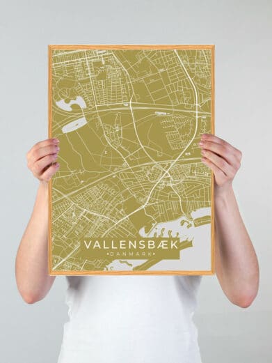 Vallensbæk plakat i karrygul. Detaljeret bykort trykt på en moderne plakat. Perfekt vægkunst fra Vallensbæk, Danmark.