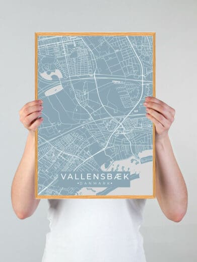 Vallensbæk plakat i lyseblå. Detaljeret bykort med gader og grønne områder. Stilfuld ramme. Perfekt til Vallensbæk-entusiaster.